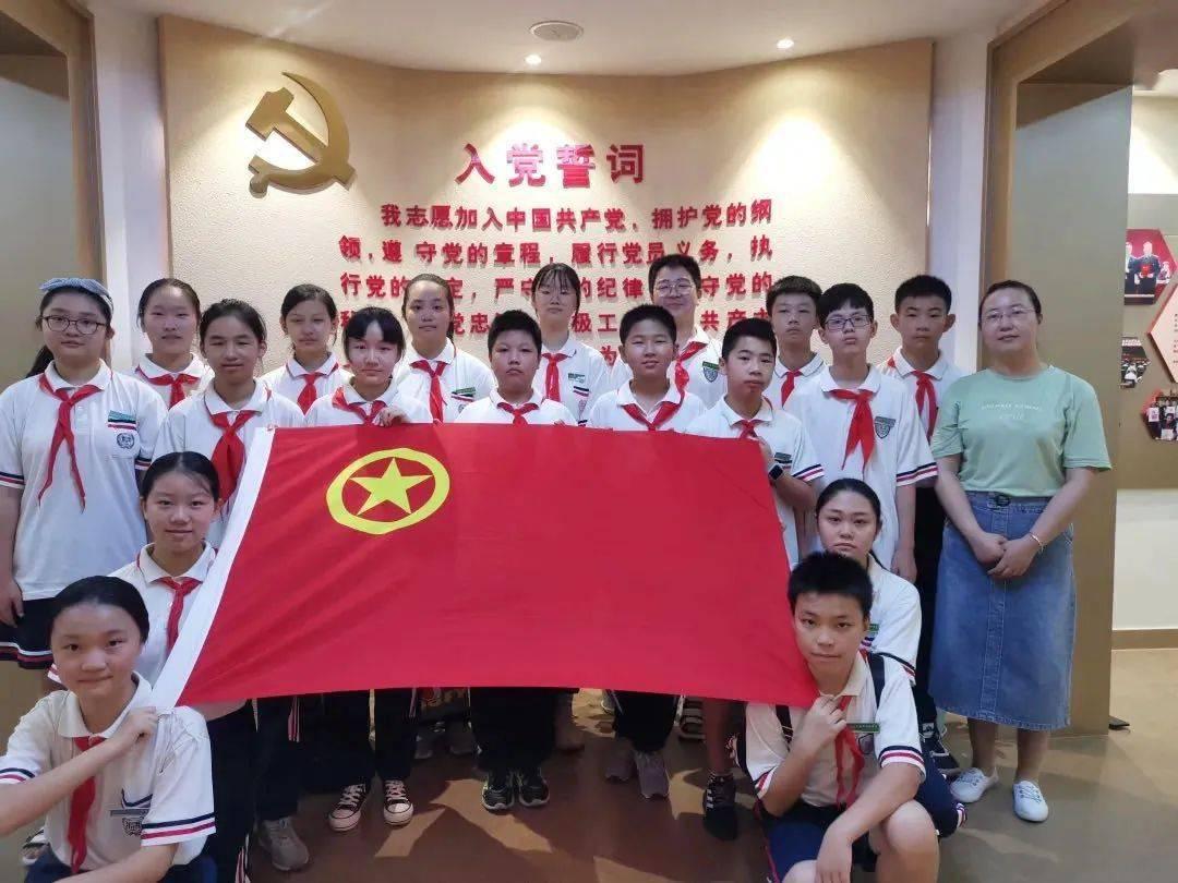 度假的时尚女孩