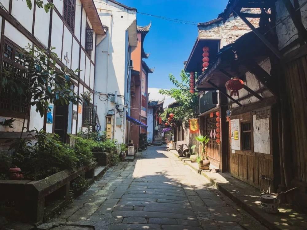 总理召开座谈会,这8人成座上宾,多位部长也在现场